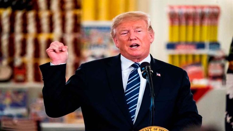 Trump confía en tener una vacuna para octubre y agita polémica sobre el voto