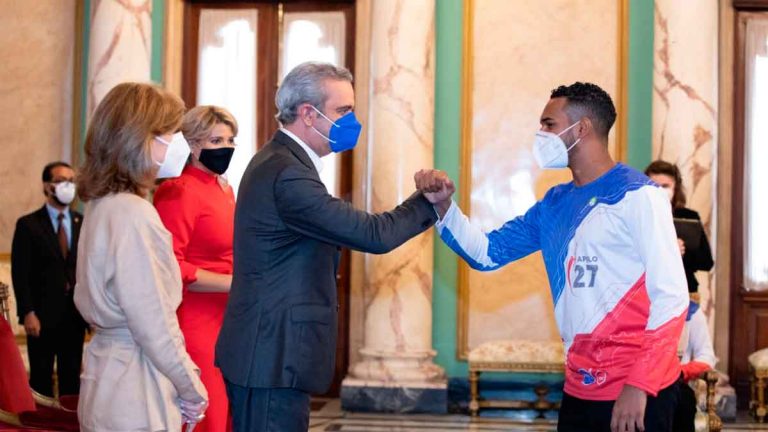 Presidente Abinader recibe estudiantes que ganaron premio de la NASA