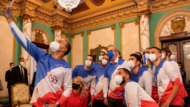 Luis Abinader: un presidente «muy» cercano en tiempos de distanciamiento físico