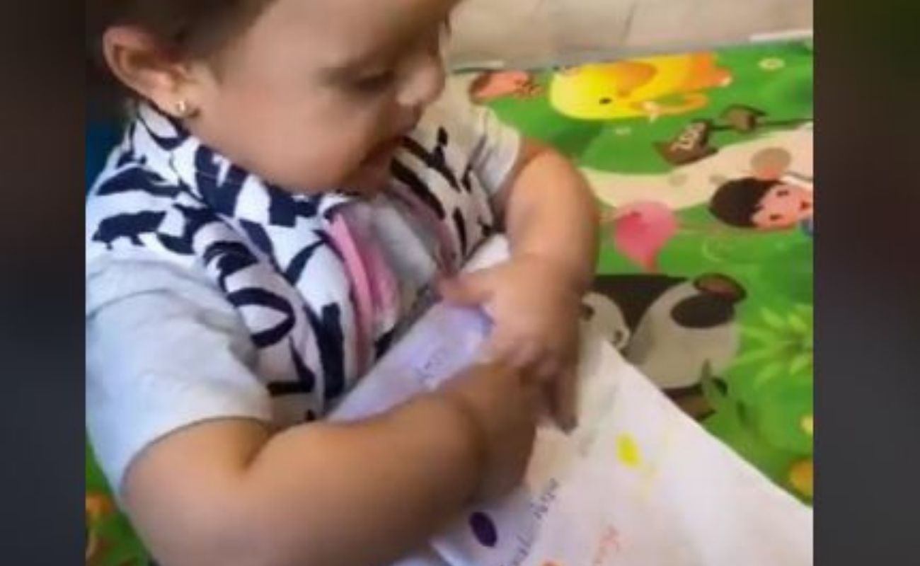 Bebé enseña a su muñeca a hablar inglés