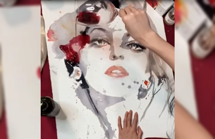 Mujer pinta retrato con vino tinto