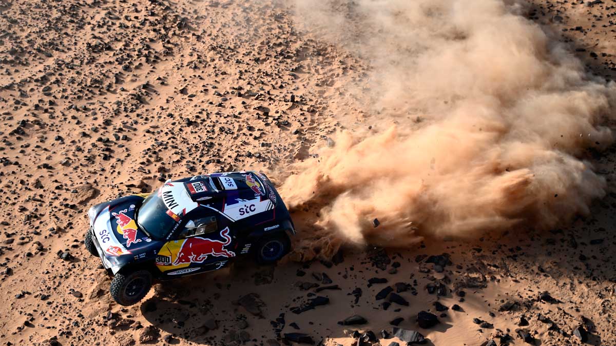 Carlos Sainz se complica en el Dakar