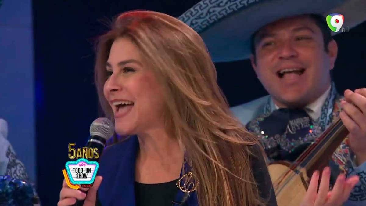 Carolina Mejía celebra 5º Aniversario de Pamela Todo Un Show cantando con mariachis