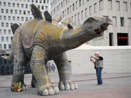 hombre muerto dentro de Dinosaurio