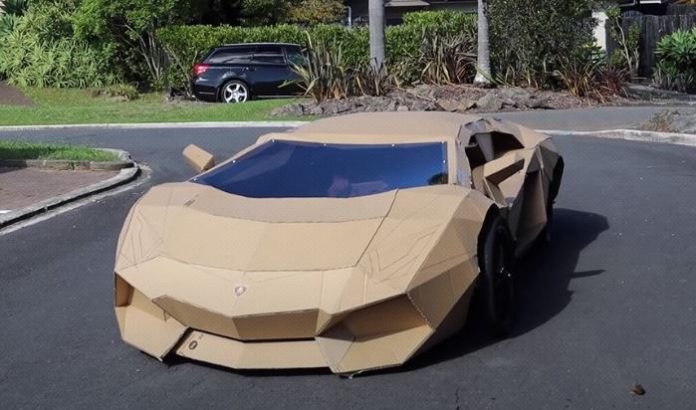 Lamborghini de cartón