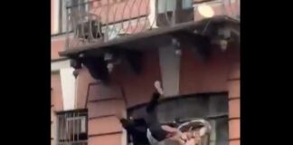 pareja cae por el balcón