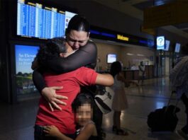 Niña se reencuentra con su madre