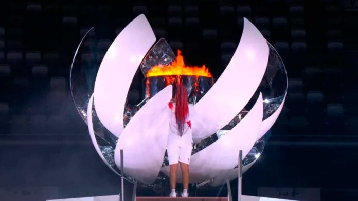 La tenista japonesa Naomi Osaka enciende el pebetero de los Juegos Olímpicos