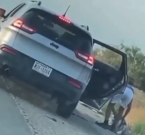 Abandonan perro en carretera de texas