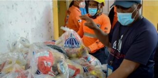 Las autoridades entregan alimentos en zonas vulnerables