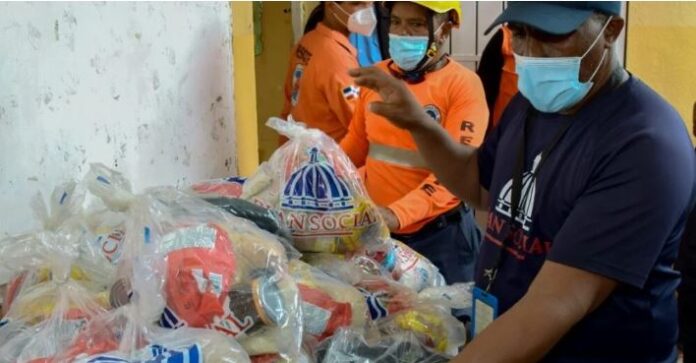 Las autoridades entregan alimentos en zonas vulnerables