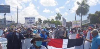Protestan contra Limbert Cruz