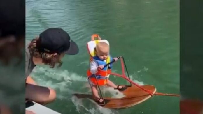 Bebé hace wakeboard