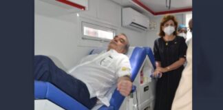 Luis Abinader dona sangre