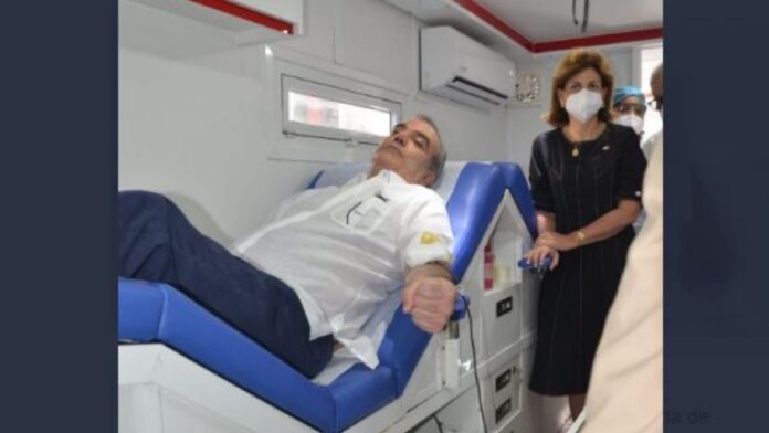 Luis Abinader dona sangre