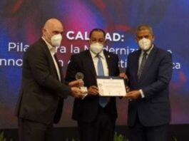 Contralor recibe premio por promover la reducción de la corrupción