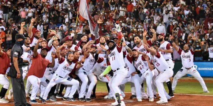 Jonronazo de Ozuna le da primera victoria a Gigantes en Serie Final