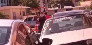 Mujer destruye vehículo de expareja