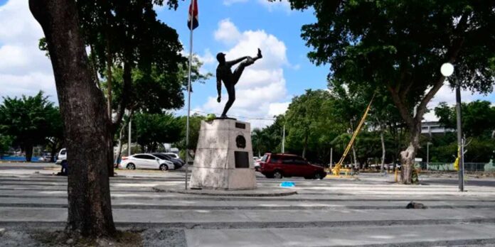 Rescatan plaza en la que está la estatua a Juan Marichal para Serie del Caribe