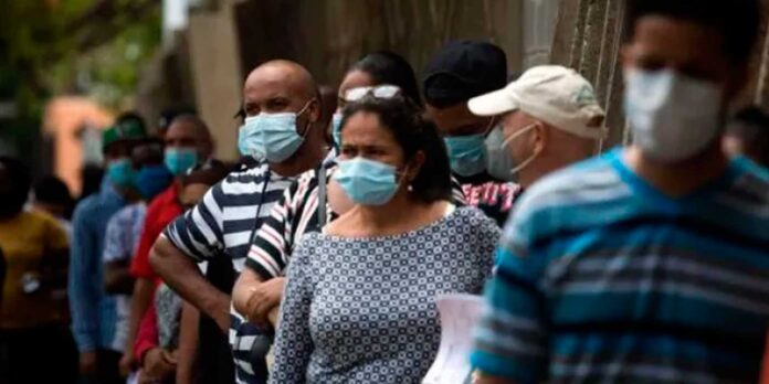 Pese a levantamiento de restricciones sanitarias, ciudadanos optan por uso de mascarilla
