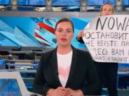 Periodista Rusa manifiesta en contra de la guerra en plena transmisión del noticiero estadal y es apresada