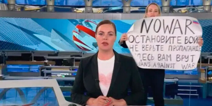 Periodista Rusa manifiesta en contra de la guerra en plena transmisión del noticiero estadal y es apresada
