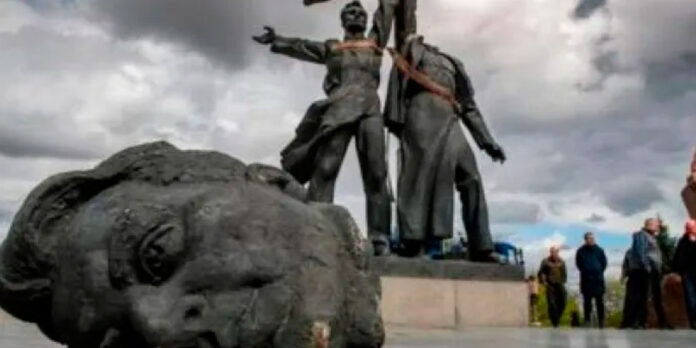 Alcalde de Kiev dio la orden de destruir estatua que simbolizaba la unidad y amistad con Rusia