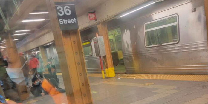 Ultima hora: Se produjo un tiroteo en el metro de Nueva York
