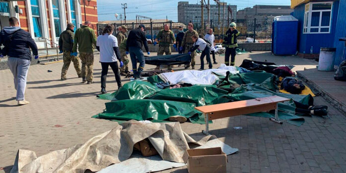 Ataque ruso a estación de tren en Ucrania deja al menos 30 muertos