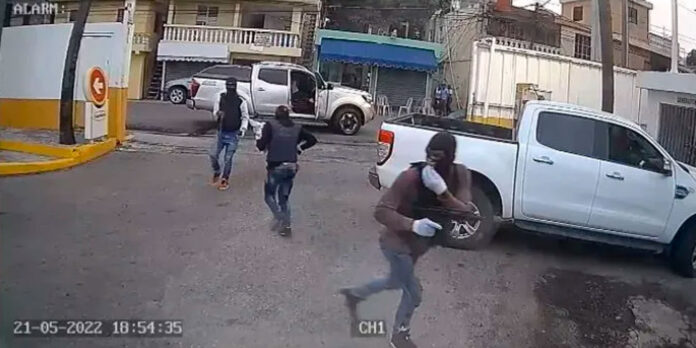 En los Mameyes, delincuentes asaltan estación de gas