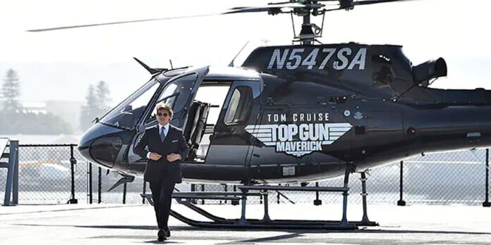 Tom Cruise llega en helicóptero al estreno de 