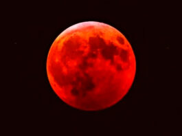 La Luna se vistió de de rojo este domingo por la noche