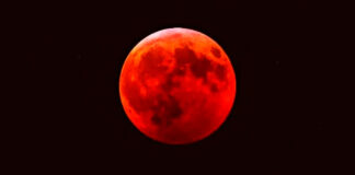 La Luna se vistió de de rojo este domingo por la noche