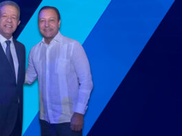 Abel Martínez y Leonel Fernández posan juntos para la foto Hoy Mismo