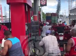 Haitianos cruzan la frontera por combustible