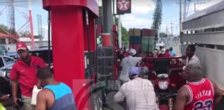 Haitianos cruzan la frontera por combustible