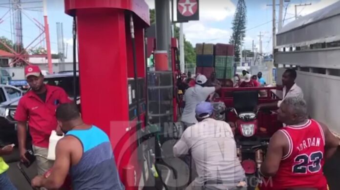 Haitianos cruzan la frontera por combustible