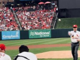 Leonel Fernández lanza primera bola previo a partido Rojos y Cardenales; fue invitado por Pujols