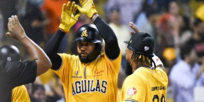 Con jonrón de Ronny, Águilas vencen Leones y siguen en segundo lugar