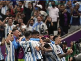 Argentina vence 2-0 a Polonia y avanza a los octavos de final de la Copa Mundial