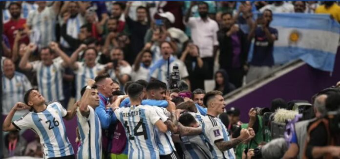 Argentina vence 2-0 a Polonia y avanza a los octavos de final de la Copa Mundial