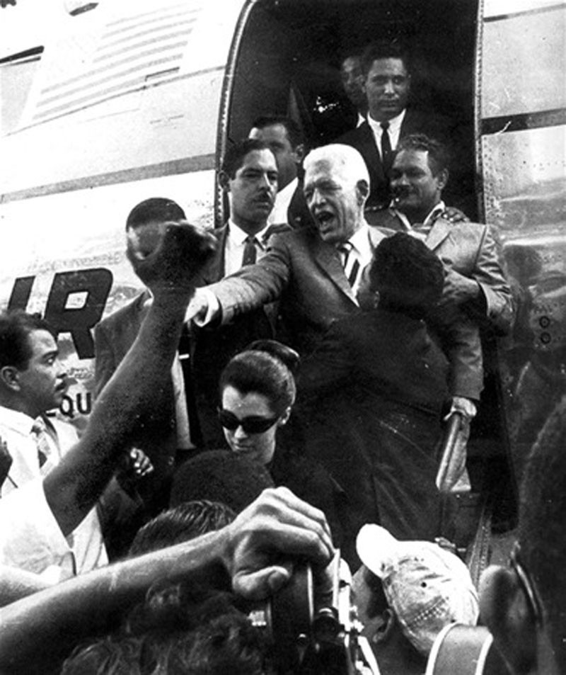 Hombre mayor sale de avión, gente lo aclama en aeropuerto.