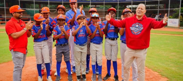 Academia La Javilla celebra 67 aniversario y otorga cientos de becas a niños 