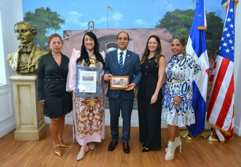 Alcaldía de Miami-Dade y Consulado dominicano en Miami reconocen trayectoria de Giannina Azar