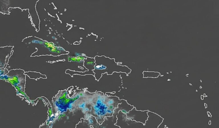 Elevan alertas por fuertes lluvias y oleaje peligroso