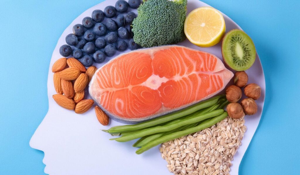 Alimentos saludables para el cerebro en forma de cabeza humana
