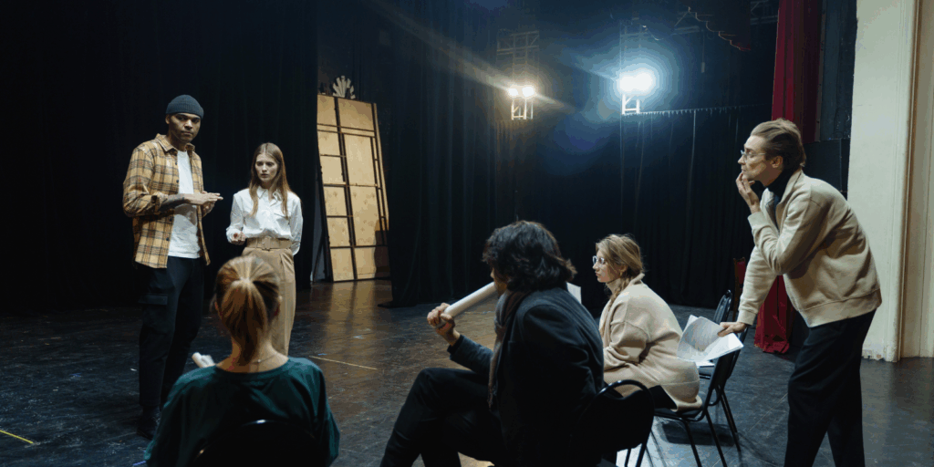 asistir al teatro es más que sentarse frente a un escenario
