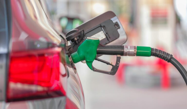 Aumento de la gasolina: Cómo el conflicto en Irán dispara los precios del combustible