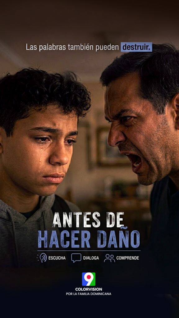 Padre enfadado gritando a su hijo llorando