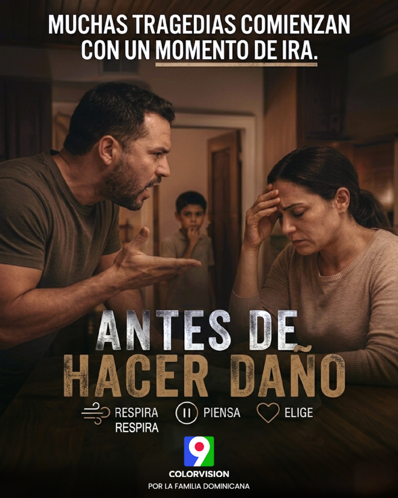 Padre enojado confronta a madre mientras hijo observa.